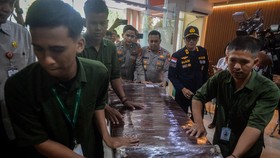 Polisi dan petugas membawa peti jenazah anak buah kapal (ABK) Arupadhatu 1, Surakman di Terminal Kargo Bandara Soekarno-Hatta, Kota Tangerang, Banten,