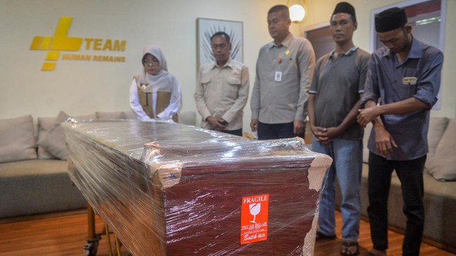 Bupati Pandeglang Dewi Setiani (kiri) bersama Kepala Biro Administrasi Pimpinan (Adpim) Sekretariat Daerah Provinsi Banten Arif Agus Rakhman (tengah) serta anak dan sepupu dari anak buah kapal (ABK) Arupadhatu 1, Surakman, Yamin (kanan) dan Abeng (ke
