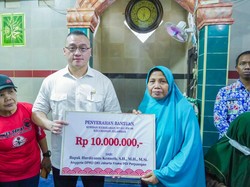Kenneth DPRD DKI Serahkan Gaji & Tunjangan Sebulan untuk Korban Kebakaran Jelambar