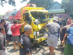 Truk Tabrak Tronton di Jalan Denpasar-Gilimanuk, 3 Orang Patah Tulang