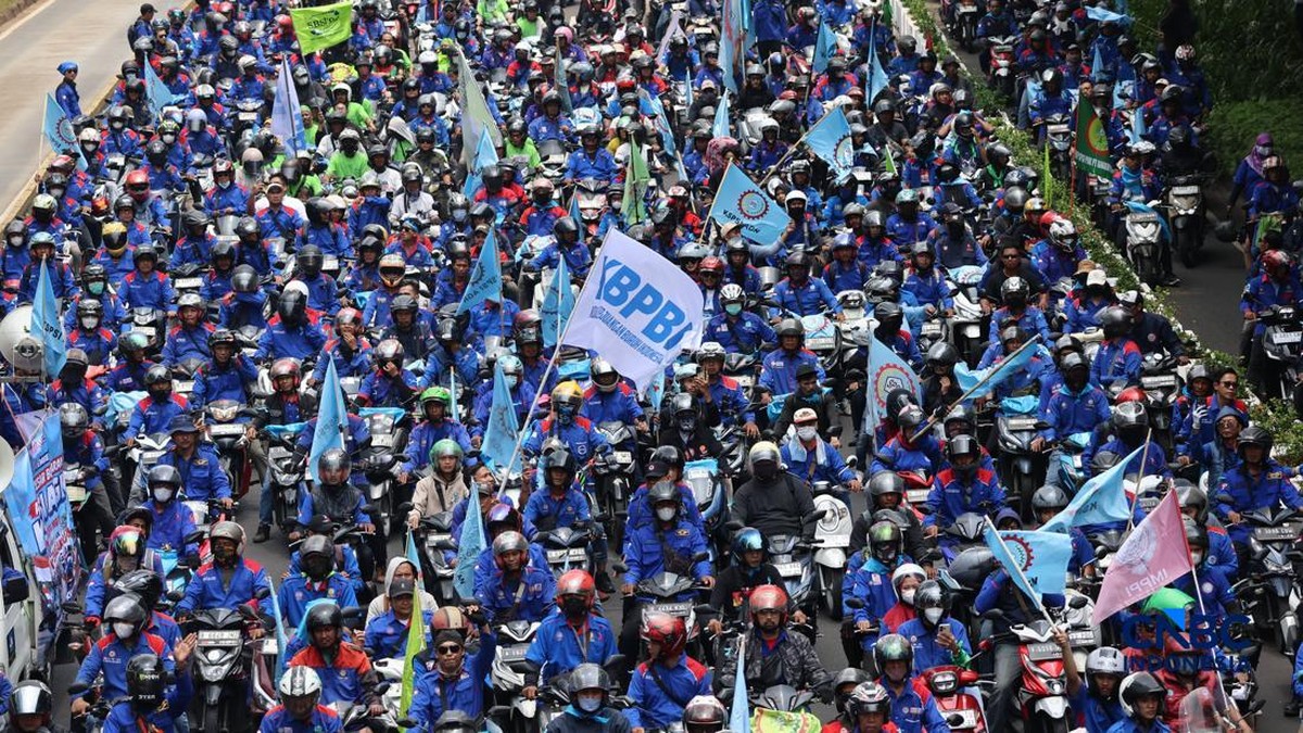 Lautan Manusia-Massa Demo Buruh Konvoi Motor Padati Jalan Sudirman