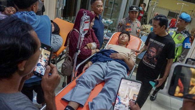 Wakil Bupati Batang Suyono (kedua kanan) meninjau korban diduga keracunan di RSUD Kalisari, Kabupaten Batang, Jawa Tengah, Rabu (23/9/2026). Wakil Bupati Batang Suyono per pukul 20.38 menyatakan Pemerintah Kabupaten melakukan penanganan sebanyak 276 