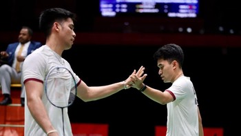 Leo Rolly Carnando/Daniel Marthin saat tampil di semifinal nomor beregu putra Asian Games. (Arsip PBSI)