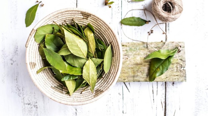 4 Manfaat Menggunakan Daun Salam untuk Rambut