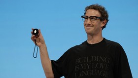 CEO Meta Mark Zuckerberg memperkenalkan Muse Charm, perangkat AI seukuran tamagotchi yang memudahkan akses AI.