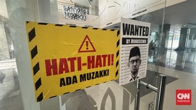 Menteri Agama Nasaruddin Umar resmi memberhentikan Prof Akh Muzakki dari jabatannya sebagai Rektor Universitas Islam Negeri Sunan Ampel (UINSA) Surabaya. Pemberhentian ini menyusul surat pengunduran diri Muzakki setelah gelombang demonstrasi mahasisw