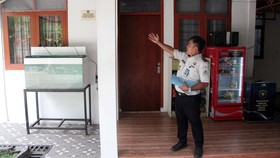 Petugas menunjukkan rumah yang sebelumnya diperiksa secara mendadak oleh Ombudsman RI di Lapas Kelas IIA Cibinong, Kabupaten Bogor, Jawa Barat, Kamis (24/9/2026). Kepala Kantor Wilayah Ditjen PAS Jawa Barat Yudi Suseno menyatakan 11 rumah dinas terse