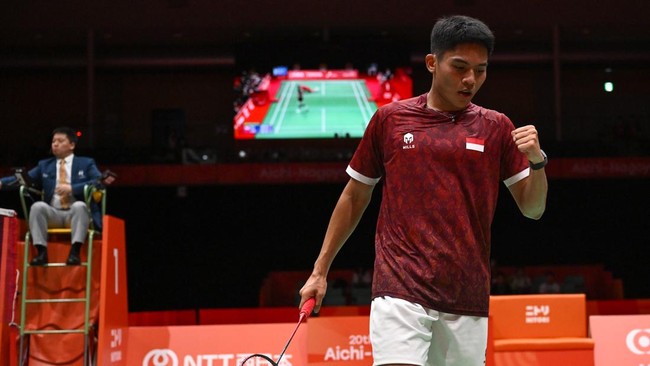 Pebulu tangkis tunggal putra Indonesia Moh. Zaki Ubaidillah bereaksi usai meraih poin dari pebulu tangkis tunggal putra China Weng Hongyang pada final beregu Asian Games Aichi Nagoya 2026 di Ichinomiya City Municipal Gymnasium, Nagoya, Aichi, Jepang,