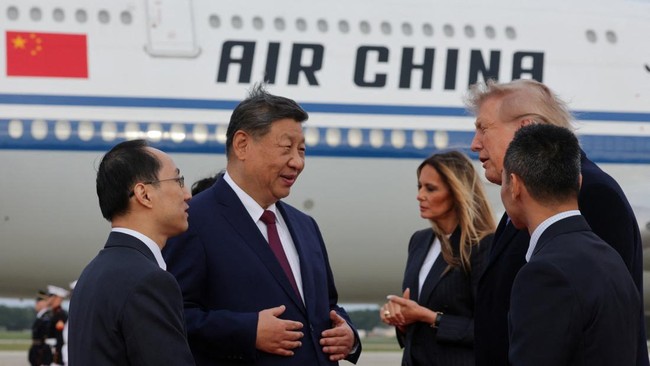 US President Donald Trump and Chinese President Xi Jinping speak as Xi arrives ahead of a state visit at Joint Base Andrews, Maryland, US, September 23, 2026. REUTERS/Jonathan Ernst