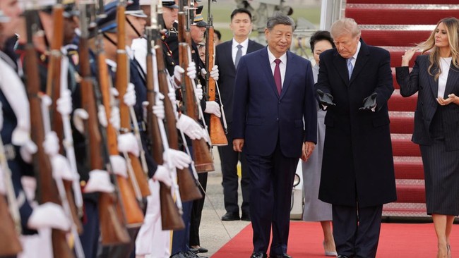 US President Donald Trump shows the way to Chinese President Xi Jinping as he arrives ahead of a state visit at Joint Base Andrews, Maryland, US, September 23, 2026. REUTERS/Jonathan Ernst      TPX IMAGES OF THE DAY