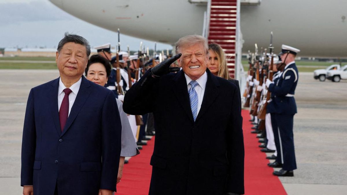 FOTO: Momen Langka Trump Sambut Langsung Xi Jinping di Bandara AS