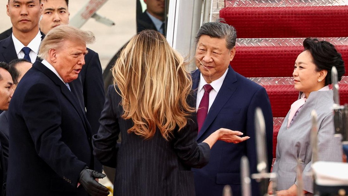 US President Donald Trump and US first lady Melania Trump greet China's President Xi Jinping and his wife Peng Liyuan upon their arrival at Joint Base Andrews, Maryland, US, September 23, 2026. REUTERS/Kevin Lamarque