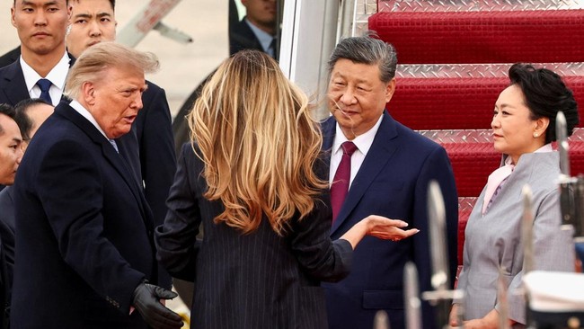 US President Donald Trump and US first lady Melania Trump greet China's President Xi Jinping and his wife Peng Liyuan upon their arrival at Joint Base Andrews, Maryland, US, September 23, 2026. REUTERS/Kevin Lamarque