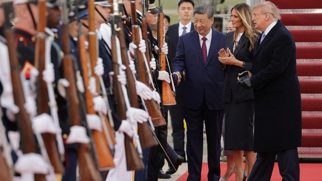 US President Donald Trump, first lady Melania Trump, Chinese President Xi Jinping and his wife Peng Liyuan review an honor guard as they arrive ahead of a state visit at Joint Base Andrews, Maryland, US, September 23, 2026. REUTERS/Jonathan Ernst