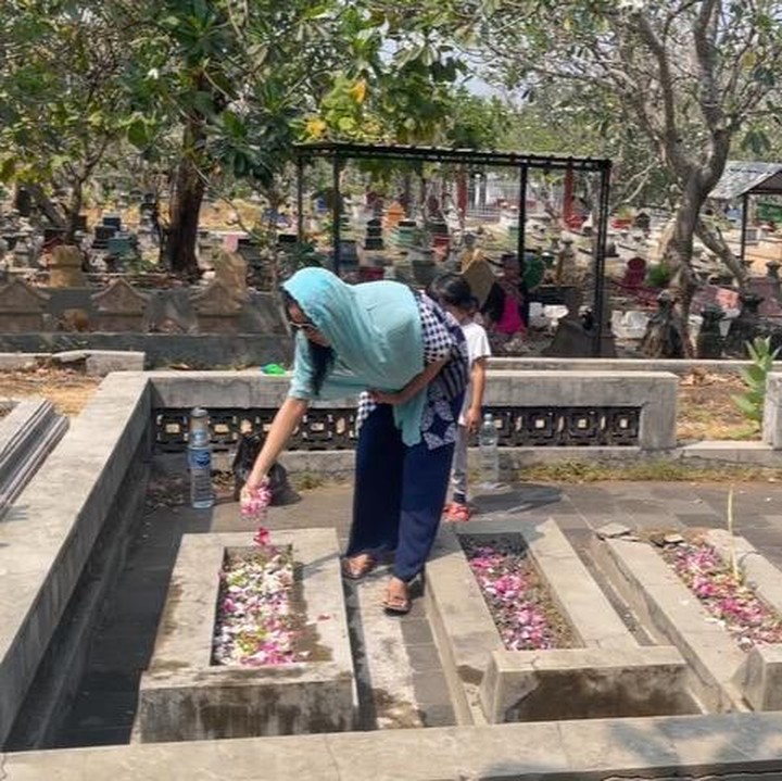 <p>Tak hanya itu, ternyata Olivia juga melakukan ziarah ke makam para pendahulu leluhurnya di Solo. &ldquo;Sebelum Sultan Agung dan PB X, saya juga menyempatkan ziarah kepada pendahulunya. 1. Kyai Ageng Henis (laweyan Solo) sekaligus PB II. 2 Ki Ageng Pemanahan, Panembahan Senopati, sekaligus ayah dari Sultan Agung dan istri dari Kyai Ageng Henis (Kota Gede Yogyakarta). Dan tidak ketinggalan juga menyempatkan mengunjungi 3. Makam opa dari keluarga ibu saya keluarga Moerdani (Bonoloyo Solo),&rdquo; jelasnya.&nbsp;(Foto: Instagram @oliviazallianty)</p>