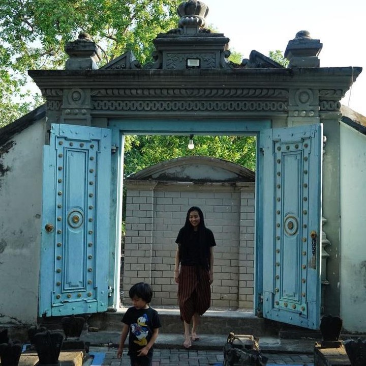 <p>Momen tersebut dibagikan langsung melalui beberapa foto dan video yang diunggah di akun Instagram pribadinya. Dalam <em>postingan</em> terbarunya, Olivia memperlihatkan momen ketika mengajak putranya ziarah ke makam leluhur sang ayah di Yogyakarta.&nbsp;(Foto: Instagram @oliviazallianty)</p>
