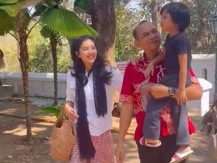 Momen Olivia Zalianty dan Suami Ajak Putra Semata Wayang Ziarah ke Makam Leluhur