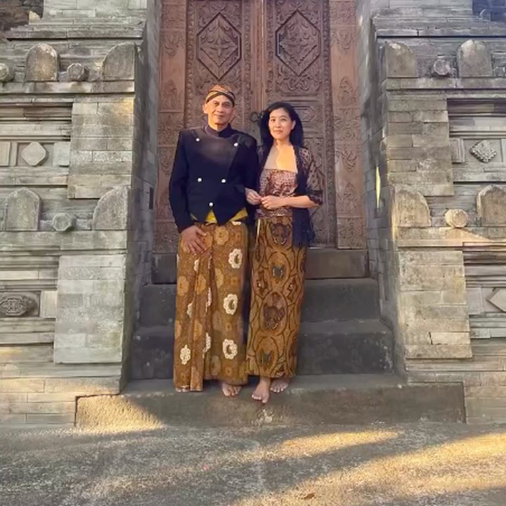 <p>Ketika melakukan ziarah bersama keluarga, Olivia dan sang suami tampak mengenakan baju tradisional yang diwajibkan. Ia menganakan busana dari kain batik, sementara sang suami menggunakan beskap Jawa.&nbsp;(Foto: Instagram @oliviazallianty)</p>