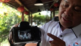 Anggota Ombudsman RI Fikri Yasin menunjukkan dokumentasi video inspeksi mendadak (sidak) di Lapas Kelas IIA Cibinong, Kabupaten Bogor, Jawa Barat, Rabu (23/9/2026). Ombudsman Republik Indonesia menemukan sejumlah fasilitas berstandar apartemen di kaw