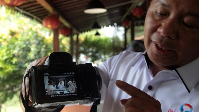 Anggota Ombudsman RI Fikri Yasin menunjukkan dokumentasi video inspeksi mendadak (sidak) di Lapas Kelas IIA Cibinong, Kabupaten Bogor, Jawa Barat, Rabu (23/9/2026). Ombudsman Republik Indonesia menemukan sejumlah fasilitas berstandar apartemen di kaw