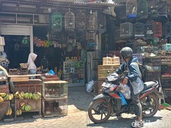 Begini Nasib Para Pedagang Pasar Bratang Usai Lapaknya Dibongkar