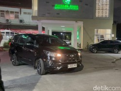 Belasan Penyidik KPK Naik 5 Mobil Tinggalkan Gedung BPN Jatim