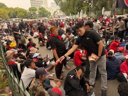 Momen Satgas Gakkum Polda Metro Bagikan Roti dan Air Mineral ke Massa Aksi