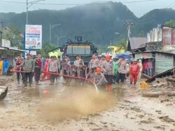 Polri Gerak Cepat Evakuasi Warga Terdampak Banjir Bandang di Solok Sumbar