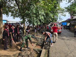 Polisi-TNI dan Mahasiswa Gerak Bersama Bersihkan Pasar di Pelalawan Riau