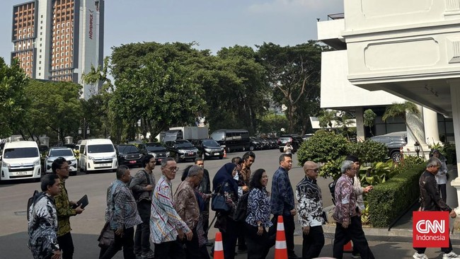 Presiden RI Prabowo Subianto memanggil sejumlah akademisi membahas upaya penanganan kebakaran hutan dan lahan (Karhutla). Beberapa akademisi itu adalah Bagus Muljadi dari Nottingham University, Azwar Maas dari UGM, Muhammad Agung Santoso (UI), dan El