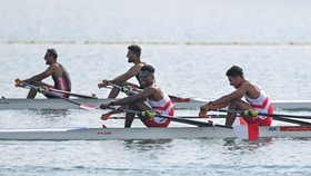 Atlet dayung putra Indonesia Febrian (kanan) dan La Memo (kedua kanan) memacu kecepatannya pada final dayung double scull putra Asian Games 2026 di Nagaragawa International Regatta Course, Kaizu, Gifu, Jepang, Kamis (24/9/2026). Febrian dan La Memo g