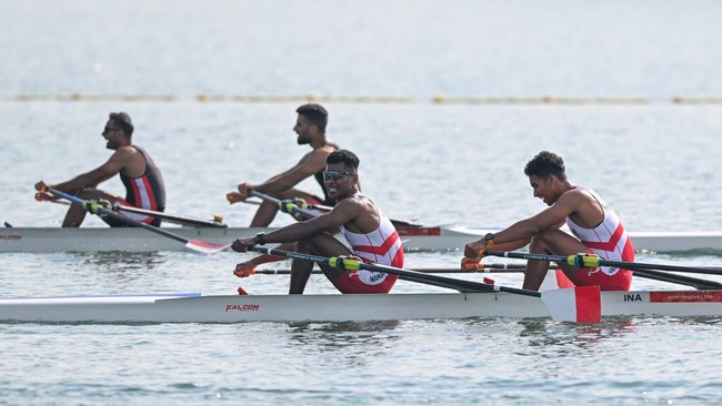 Atlet dayung putra Indonesia Febrian (kanan) dan La Memo (kedua kanan) memacu kecepatannya pada final dayung double scull putra Asian Games 2026 di Nagaragawa International Regatta Course, Kaizu, Gifu, Jepang, Kamis (24/9/2026). Febrian dan La Memo g