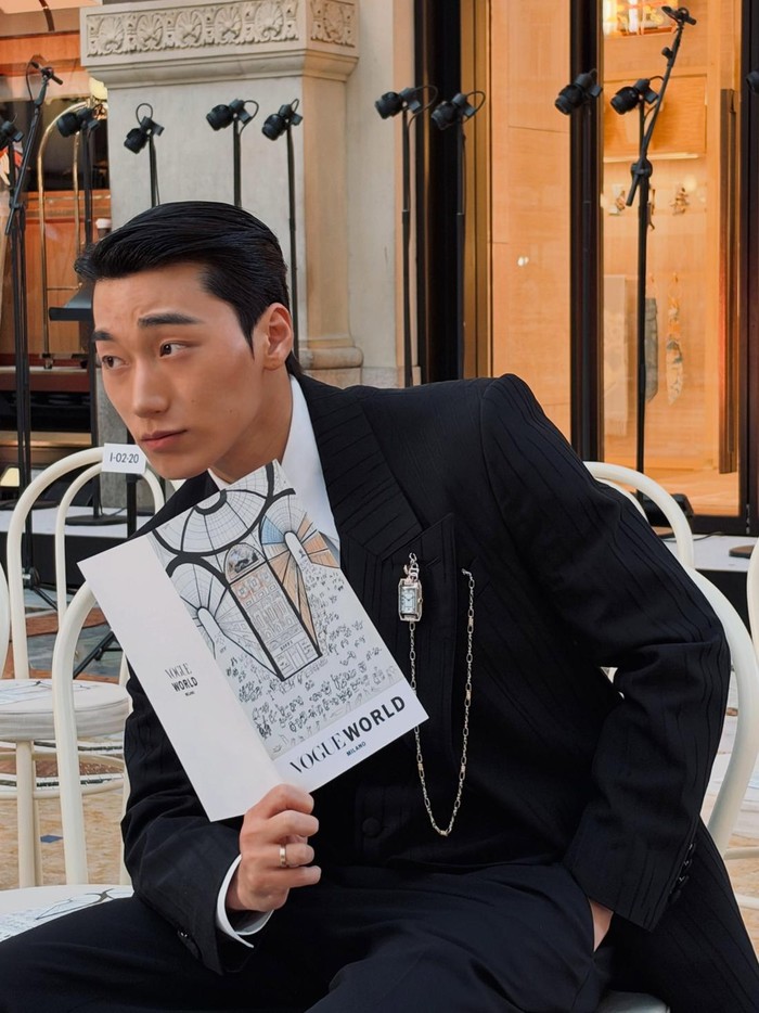 Pada kesempatan kali ini, San turut memancarkan pesonanya yang luar biasa dengan menggunakan outfit dari Dolce & Gabbana./ Foto: instagram.com/choi3san
