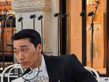 Pada kesempatan kali ini, San turut memancarkan pesonanya yang luar biasa dengan menggunakan outfit dari Dolce & Gabbana./ Foto: instagram.com/choi3san