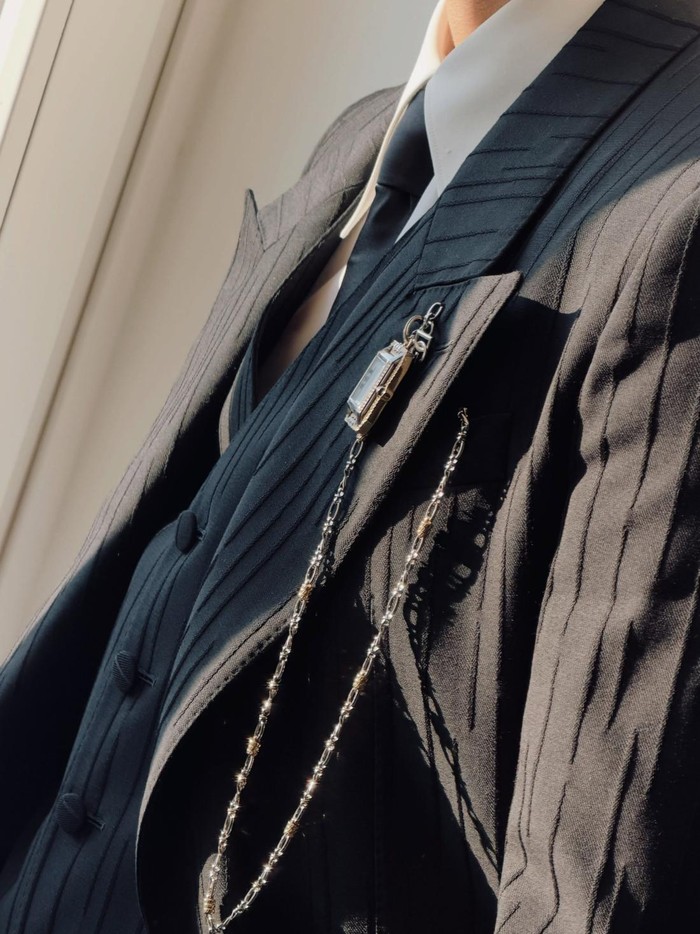 San mengenakan koleksi dari Dolce Gabbana FW26 collection, menampilkan setelan jas Sicilia model single-breasted yang dipadukan dengan kemeja poplin putih dan dasi satin hitam./ Foto: instagram.com/choi3san
