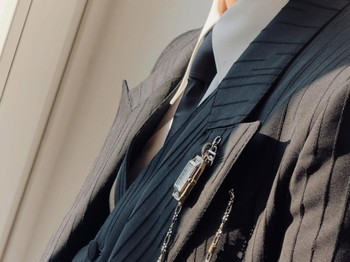 San mengenakan koleksi dari Dolce Gabbana FW26 collection, menampilkan setelan jas Sicilia model single-breasted yang dipadukan dengan kemeja poplin putih dan dasi satin hitam./ Foto: instagram.com/choi3san