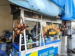 Menikmati Kupat Tahu Mang Omo, Kuliner Legendaris Kuningan