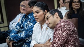 Terdakwa kasus dugaan korupsi pengadaan Chromebook dalam program digitalisasi pendidikan di Kemendikbudristek Nadiem Anwar Makarim (kanan) bersandar ke bahu istrinya Franka Franklin (kedua kanan) sebelum sidang putusan banding di Pengadilan Tinggi DK