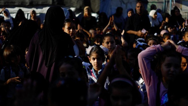 Palestinian students attend their first day of the new school year at an UNRWA school in Nuseirat, in the central Gaza Strip, September 19, 2026. REUTERS/Mahmoud Issa