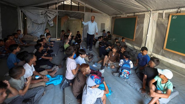 Palestinian students attend their first day of the new school year inside a tent classroom at a school in Khan Younis, in the southern Gaza Strip, September 19, 2026. REUTERS/Ramadan Abed