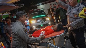 Tenaga medis dan polisi mengangkat korban diduga keracunan di RSUD Kalisari, Kabupaten Batang, Jawa Tengah, Rabu (23/9/2026). Wakil Bupati Batang Suyono per pukul 20.38 menyatakan Pemerintah Kabupaten melakukan penanganan sebanyak 276 korban dengan p