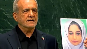 Presiden Iran Masoud Pezeshkian membawa foto anak-anak sekolah di Minab yang tewas dalam serangan Amerika Serikat, saat berpidato di Sidang Majelis Umum Perserikatan Bangsa-Bangsa (PBB).
