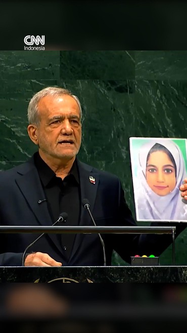 Presiden Iran Masoud Pezeshkian membawa foto anak-anak sekolah di Minab yang tewas dalam serangan Amerika Serikat, saat berpidato di Sidang Majelis Umum Perserikatan Bangsa-Bangsa (PBB).