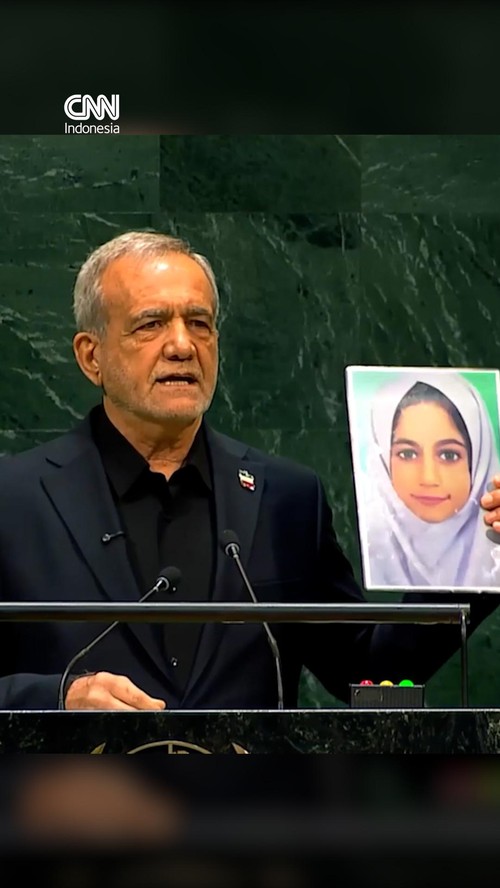 Presiden Iran Masoud Pezeshkian membawa foto anak-anak sekolah di Minab yang tewas dalam serangan Amerika Serikat, saat berpidato di Sidang Majelis Umum Perserikatan Bangsa-Bangsa (PBB).