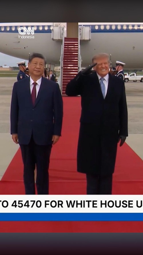 Presiden AS Donald Trump tampak meringis saat pesawat pengebom Angkatan Bersenjata AS melintas pada Rabu (23/9).
