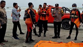 Basarnas Evakuasi Mayat Tanpa Identitas di Pantai Mukomuko Bengkulu