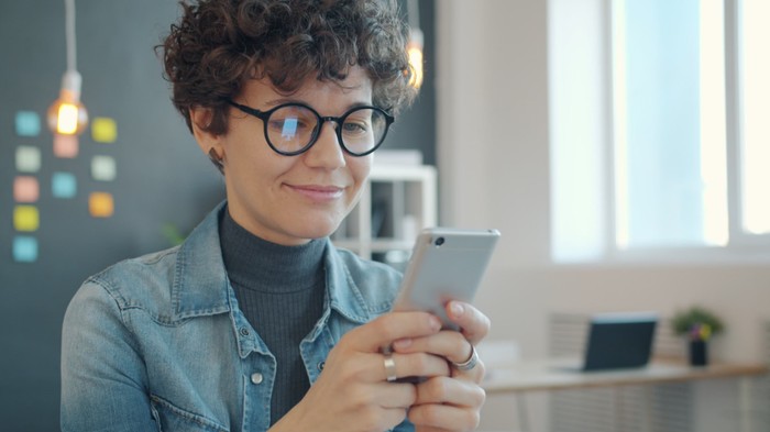 Tips menjaga pertemanan di usia dewasa. Sempatkan saling berkabar/ Foto: Pexels.com/Vitaly Gariev