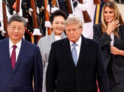 Momen Langka Trump Sambut Xi Jinping di Bandara, Pesawat Pengebom Melintas