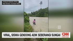Viral, Siswa Gendong Adik Seberangi Sungai