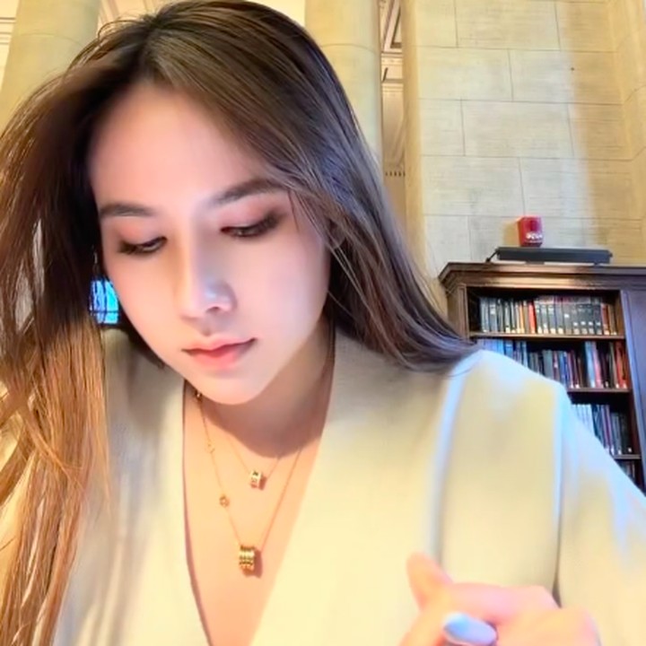 <p>Agatha pun mengaku tak menyerah dan terus belajar untuk beradaptasi dengan kehidupan barunya ini. &ldquo;Masih belajar menyeimbangkan urusan akademis dengan segala hal di luar itu. Sejauh ini semuanya berjalan lancar,&rdquo; tuturnya.&nbsp;(Foto: Instagram @agatha_chelsea)</p>